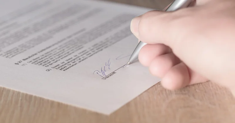 Les demandes d'argent avant la signature : le mécanisme type