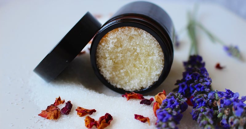Votre peau en danger : comment repérer les alertes sur les produits cosmétiques toxiques